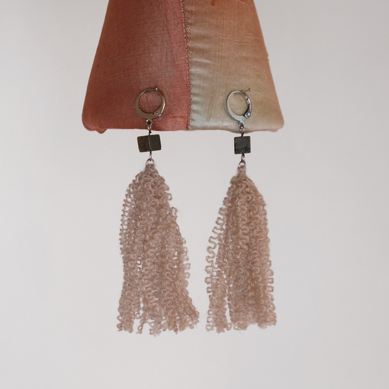 Orecchini in lana e pirite