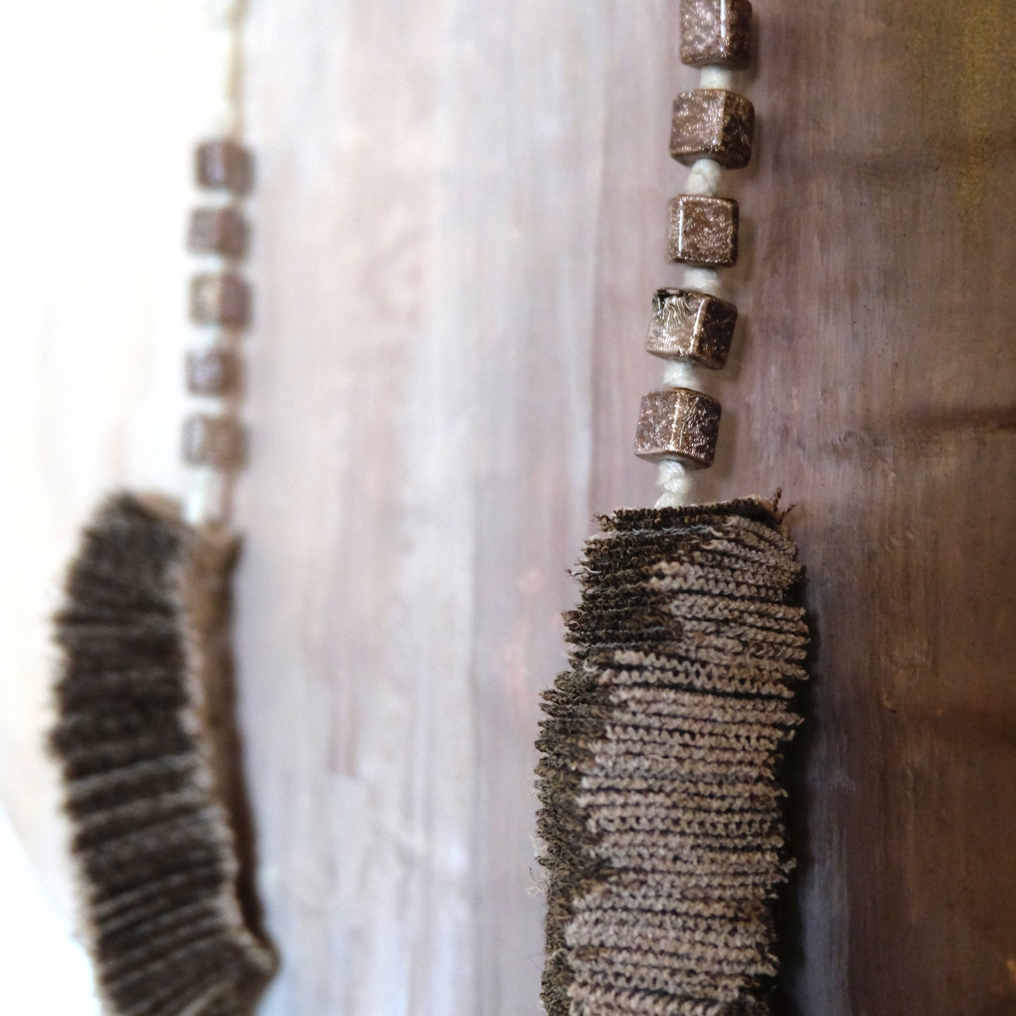 Collana regolabile in lana, cotone e vetro.