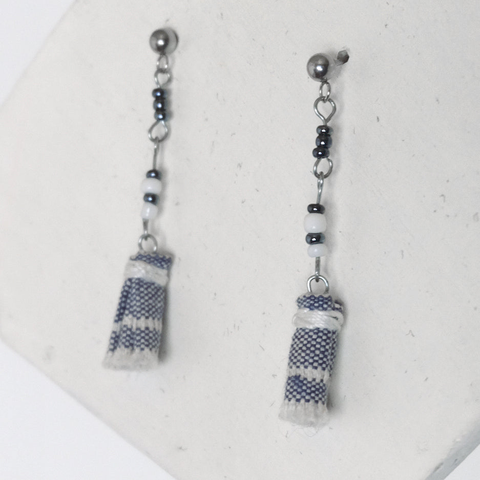 Orecchini con nappa blu e riga