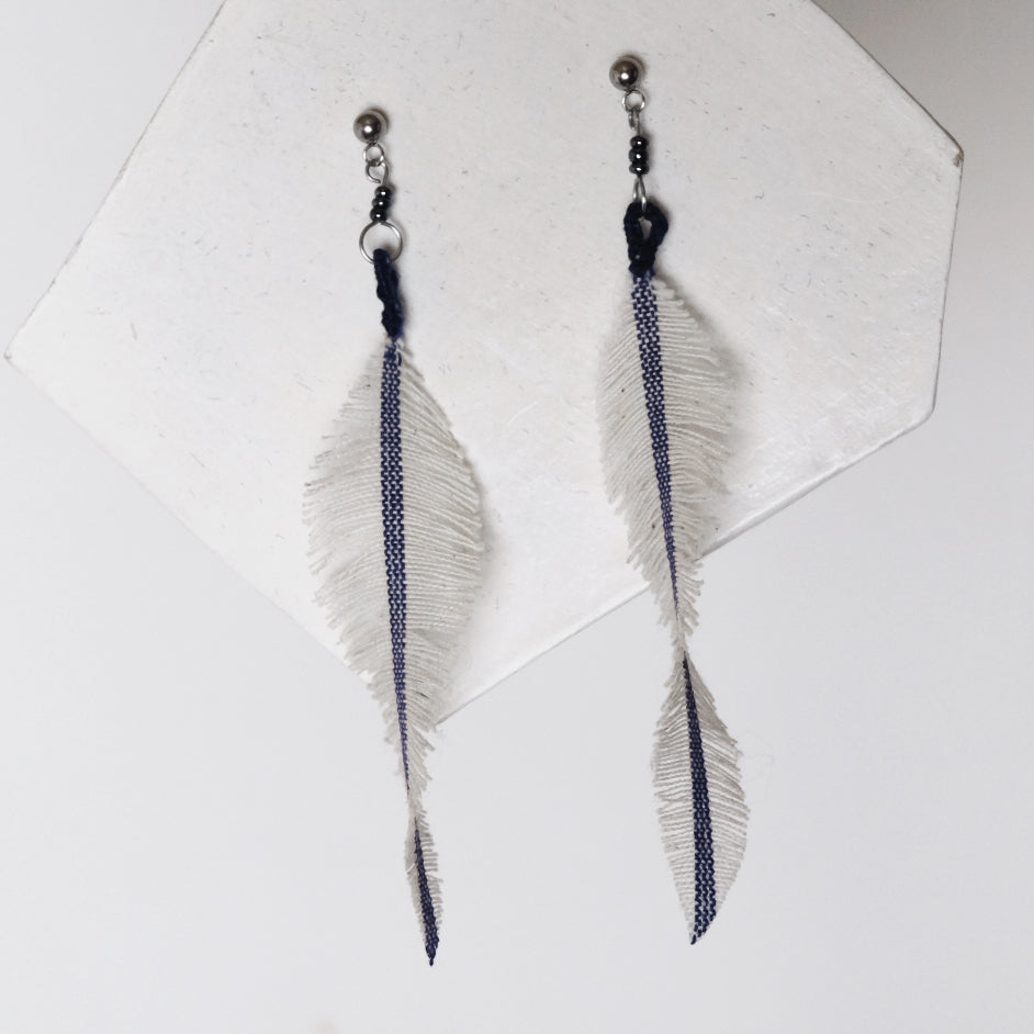 Orecchini in cotone bianco/blu