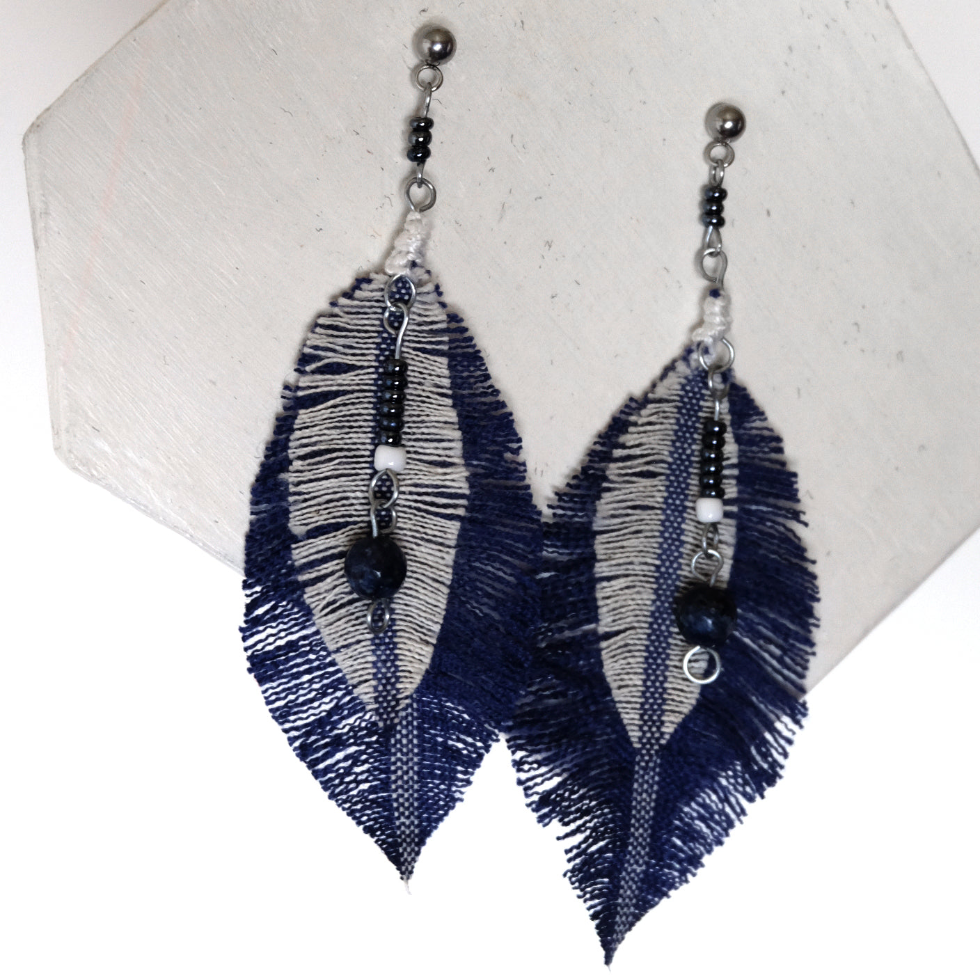 Orecchini in cotone e agata blu