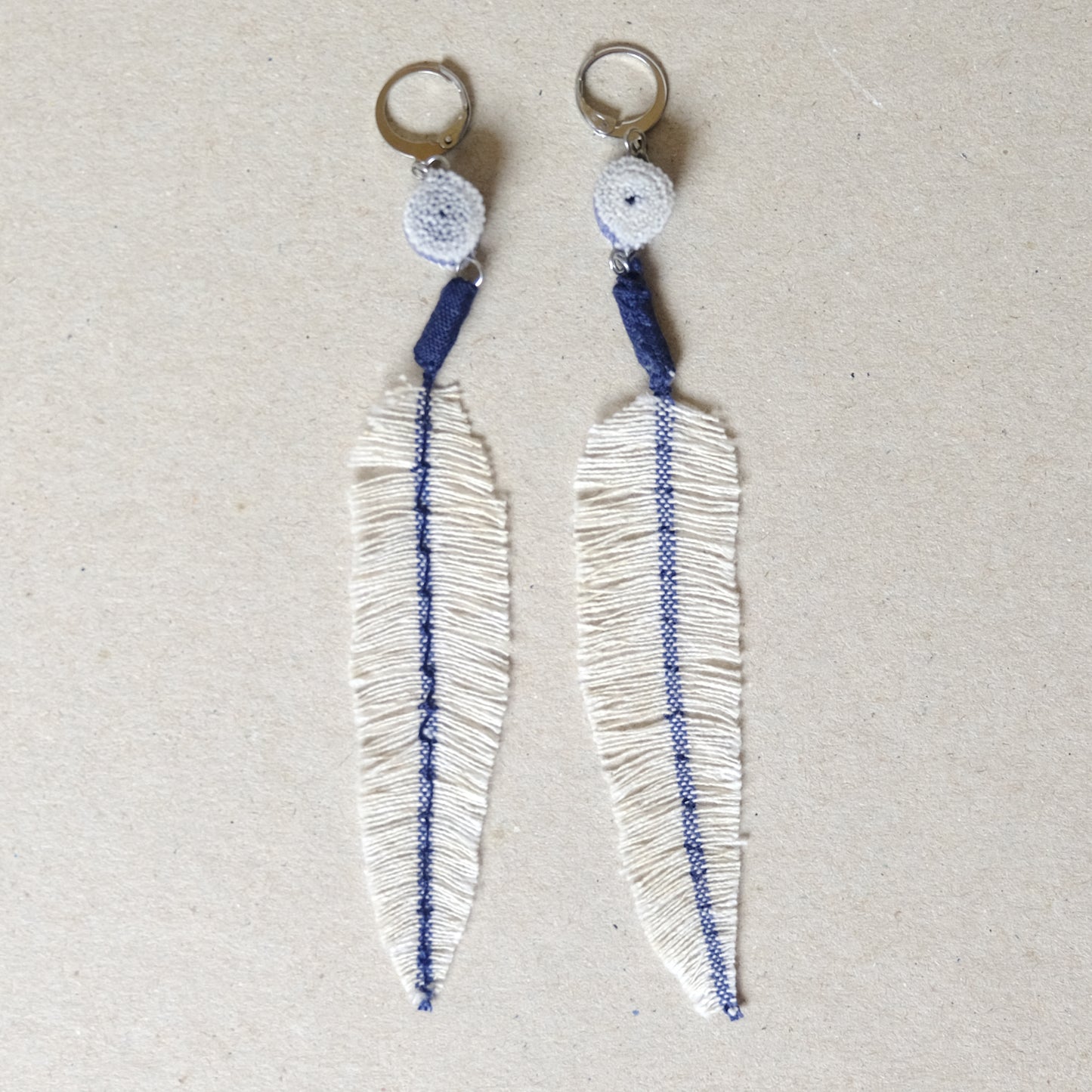 Orecchini in cotone bianco/blu