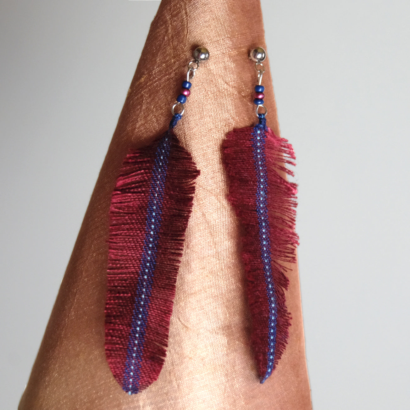 Orecchini con piuma in lino rossa e blu