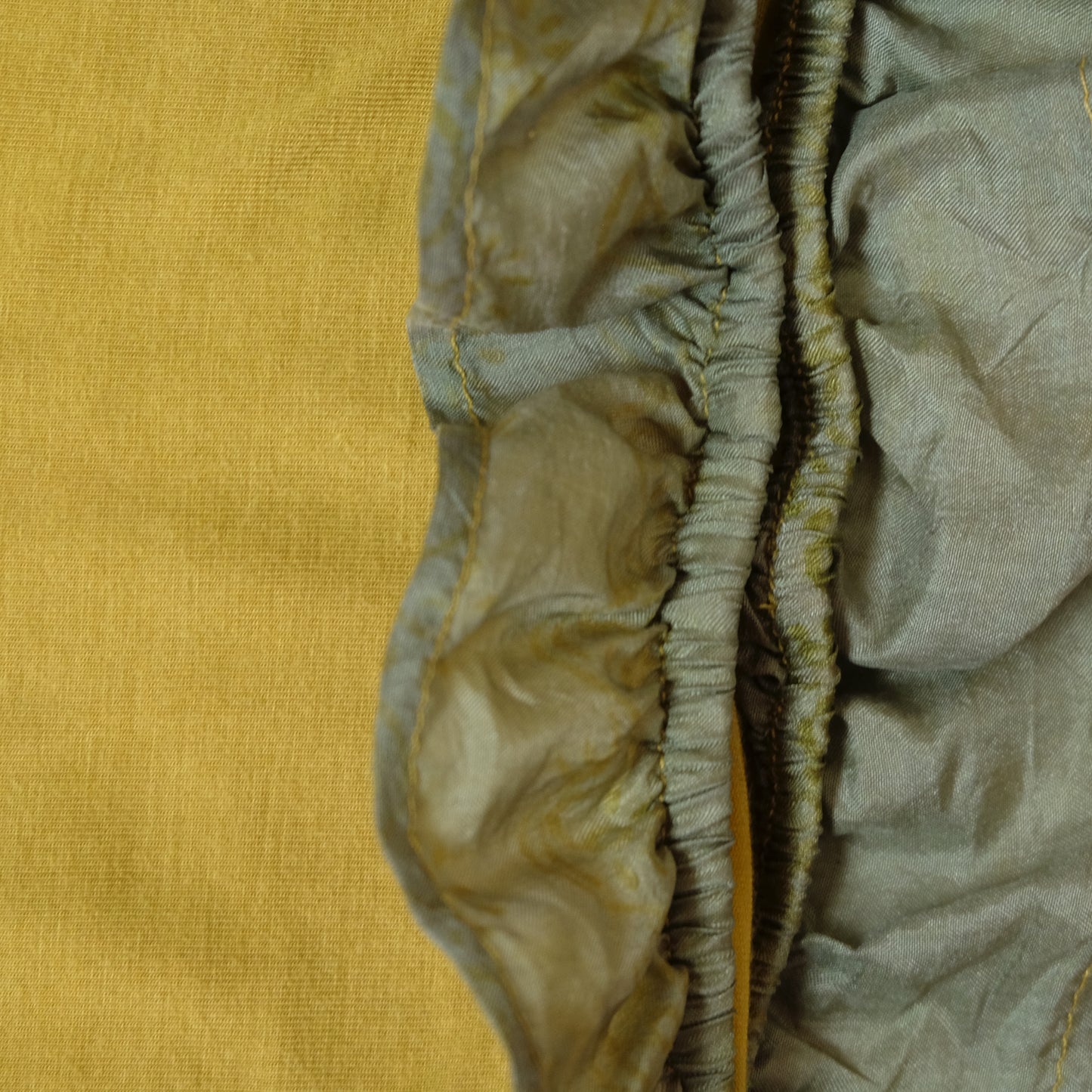 Top a fascia in jersey di viscosa con balza in seta.