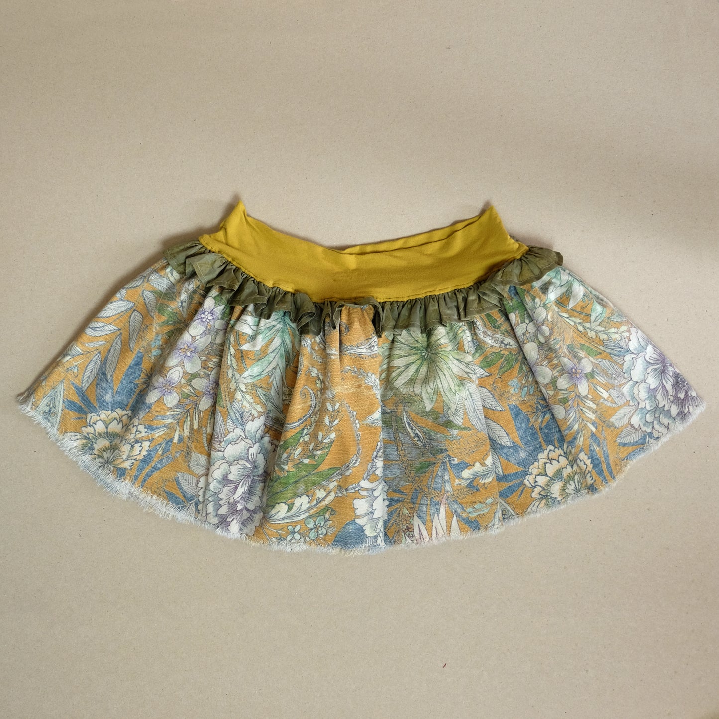 Short skirt with ruffles in cotton, viscose and silk
