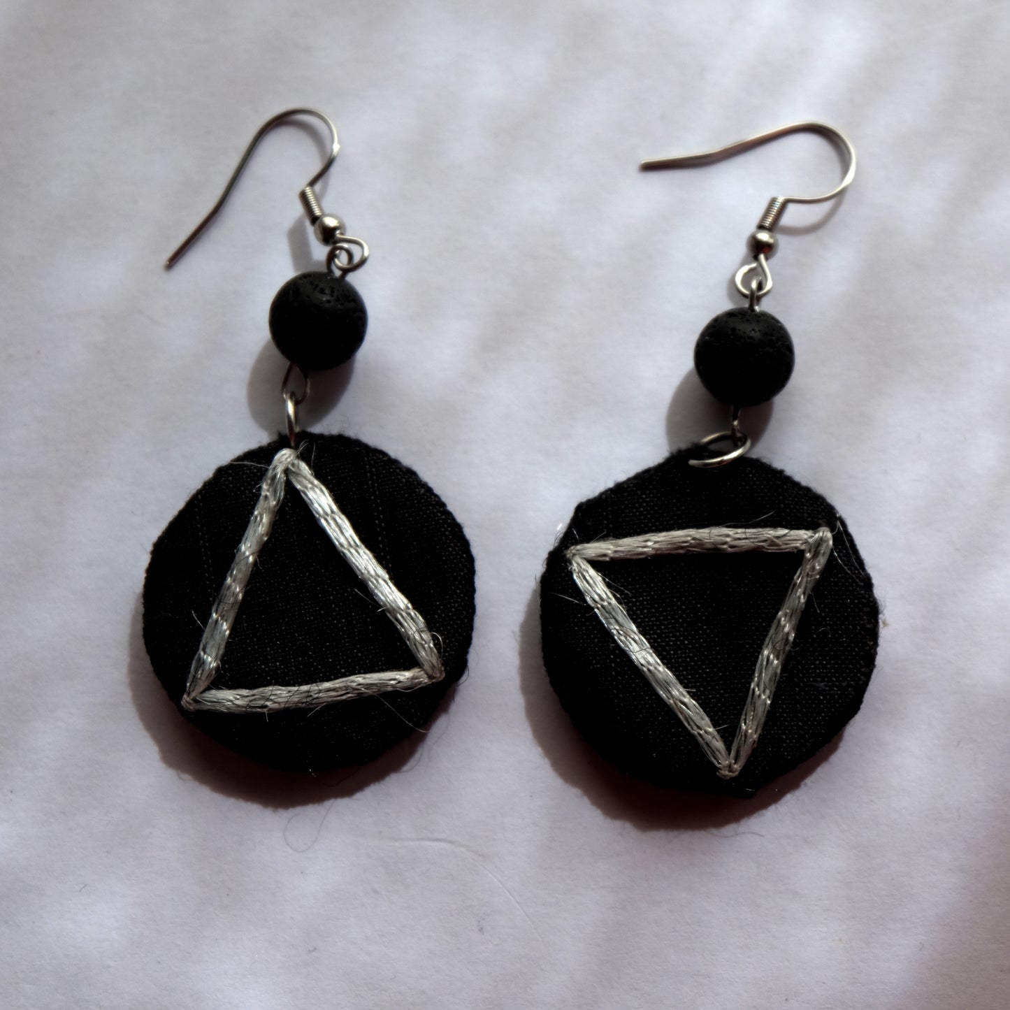 Orecchini AV in seta con pietra vulcanica.