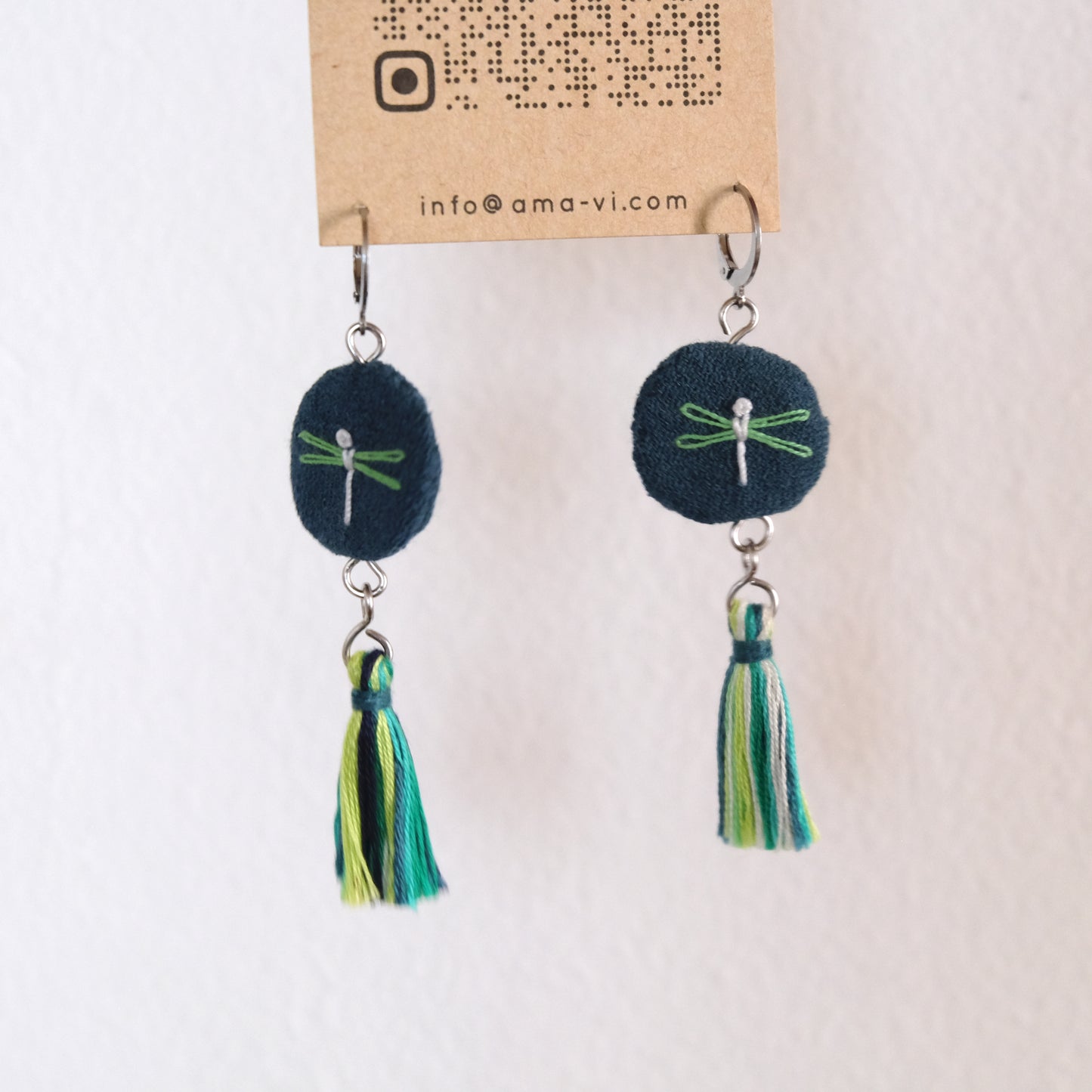 Orecchini pendenti con libellula ricamata