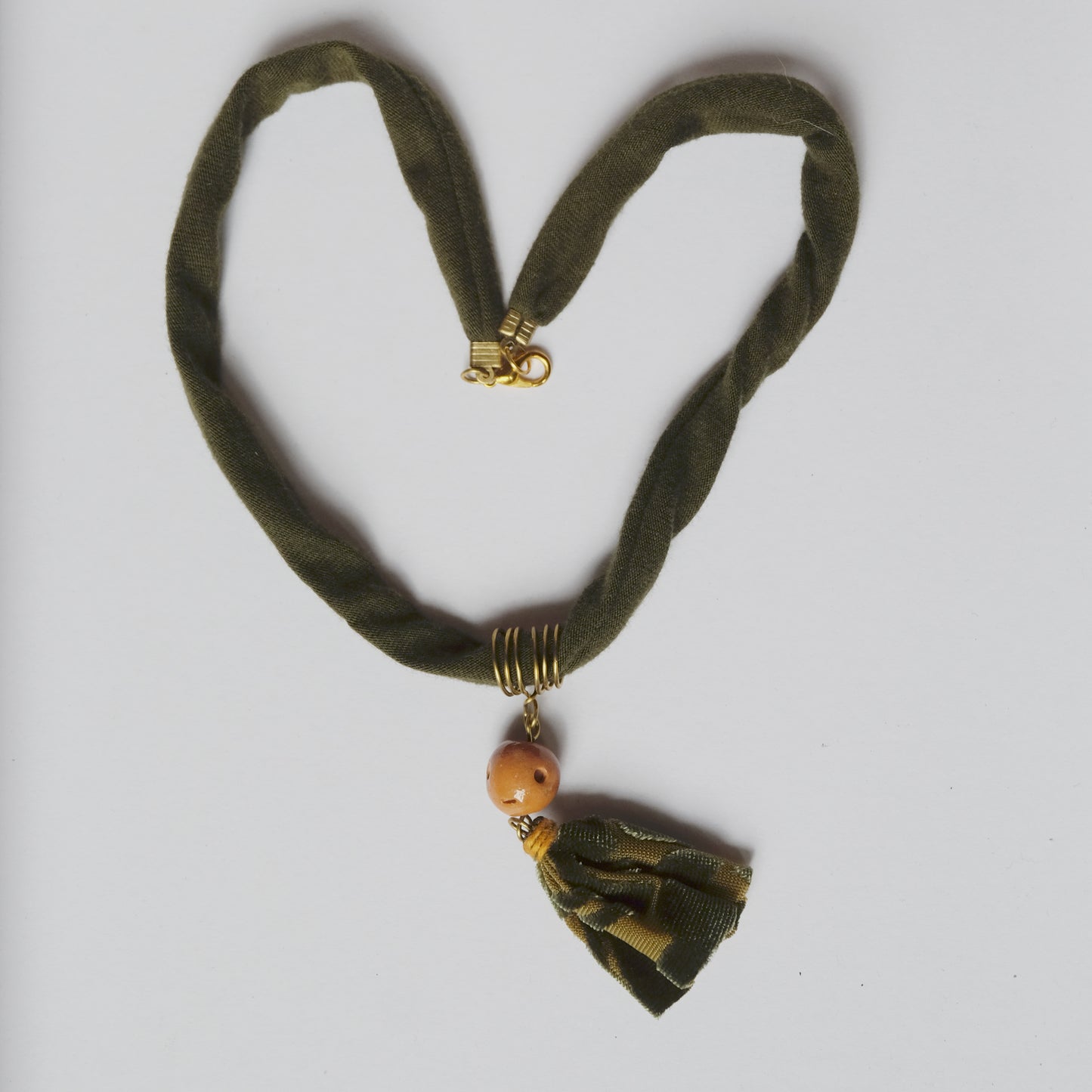 Collana con pendente in viscosa, poliestere e ceramica smaltata