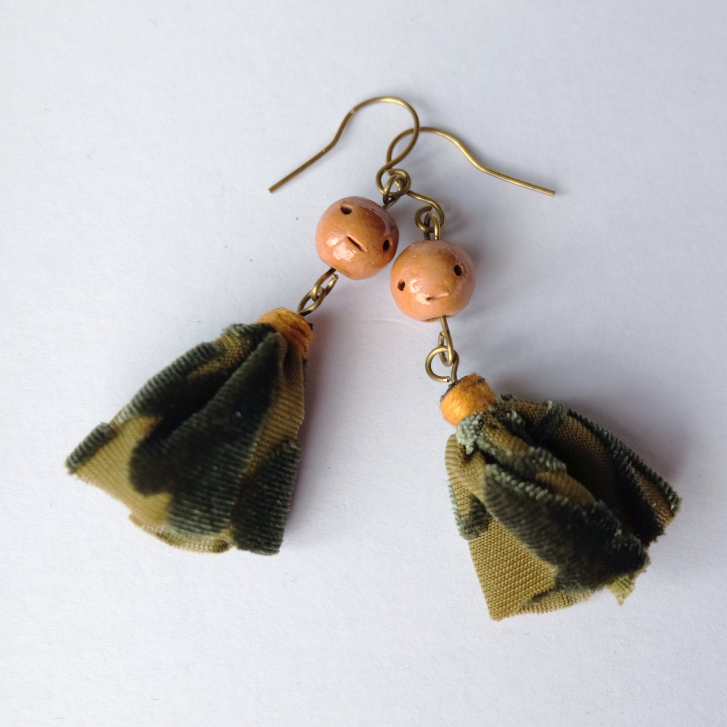 Orecchini in tessuto e ceramica smaltata