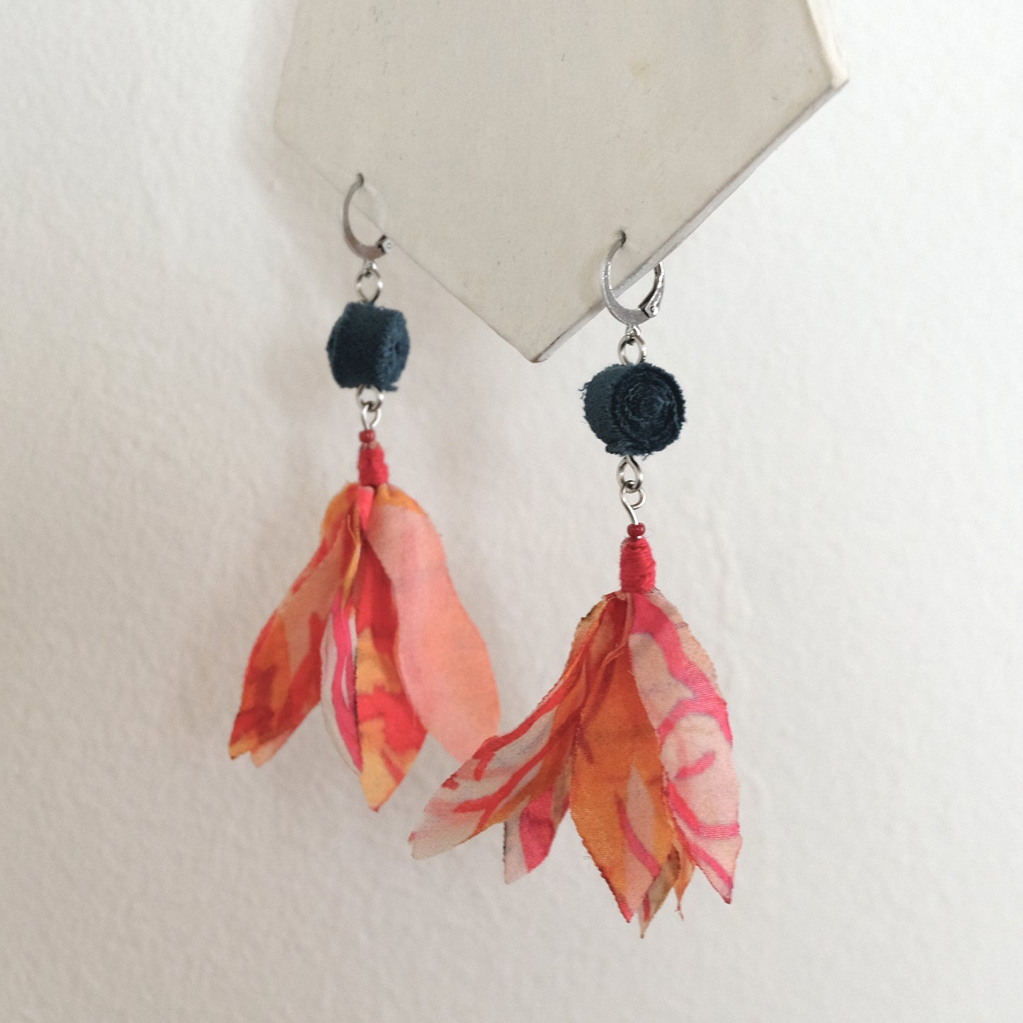 Orecchini in tessuto fiore