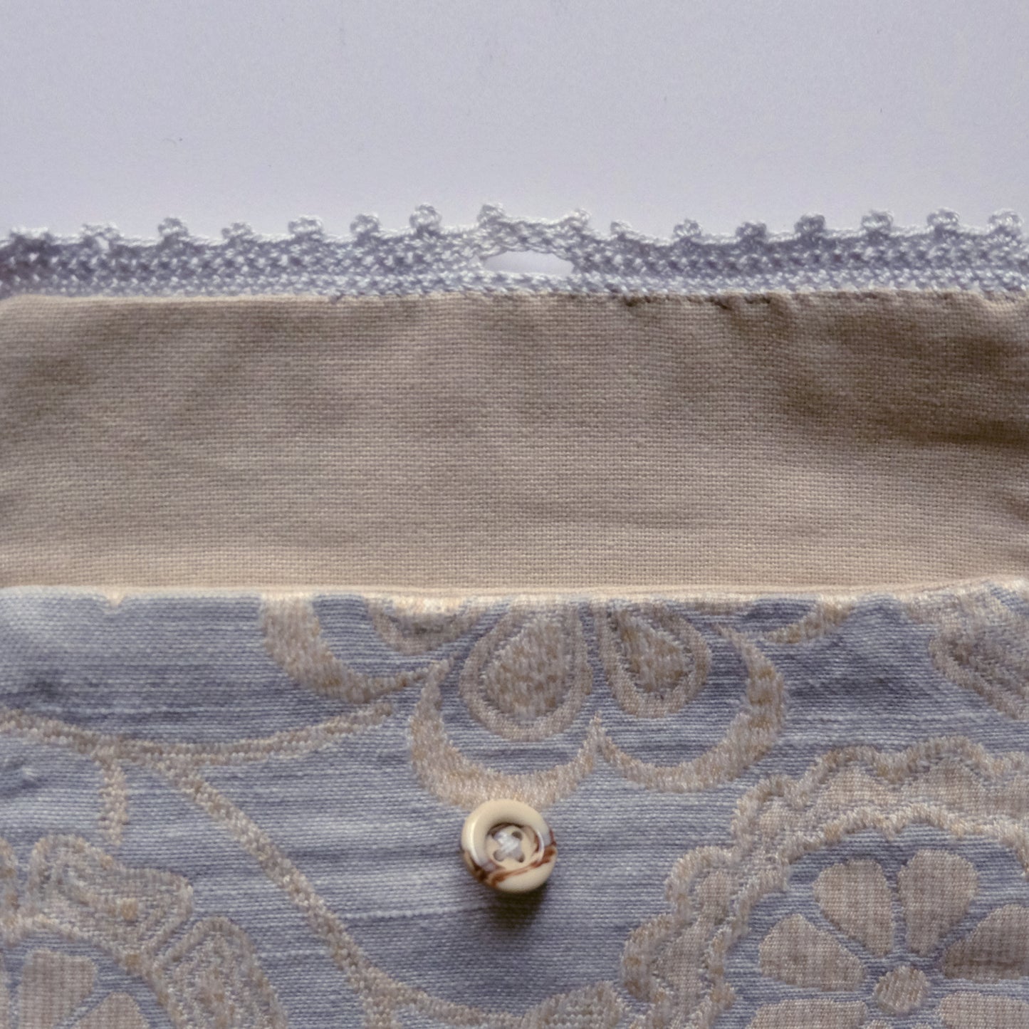 Custodia foderata e ricamata all'uncinetto