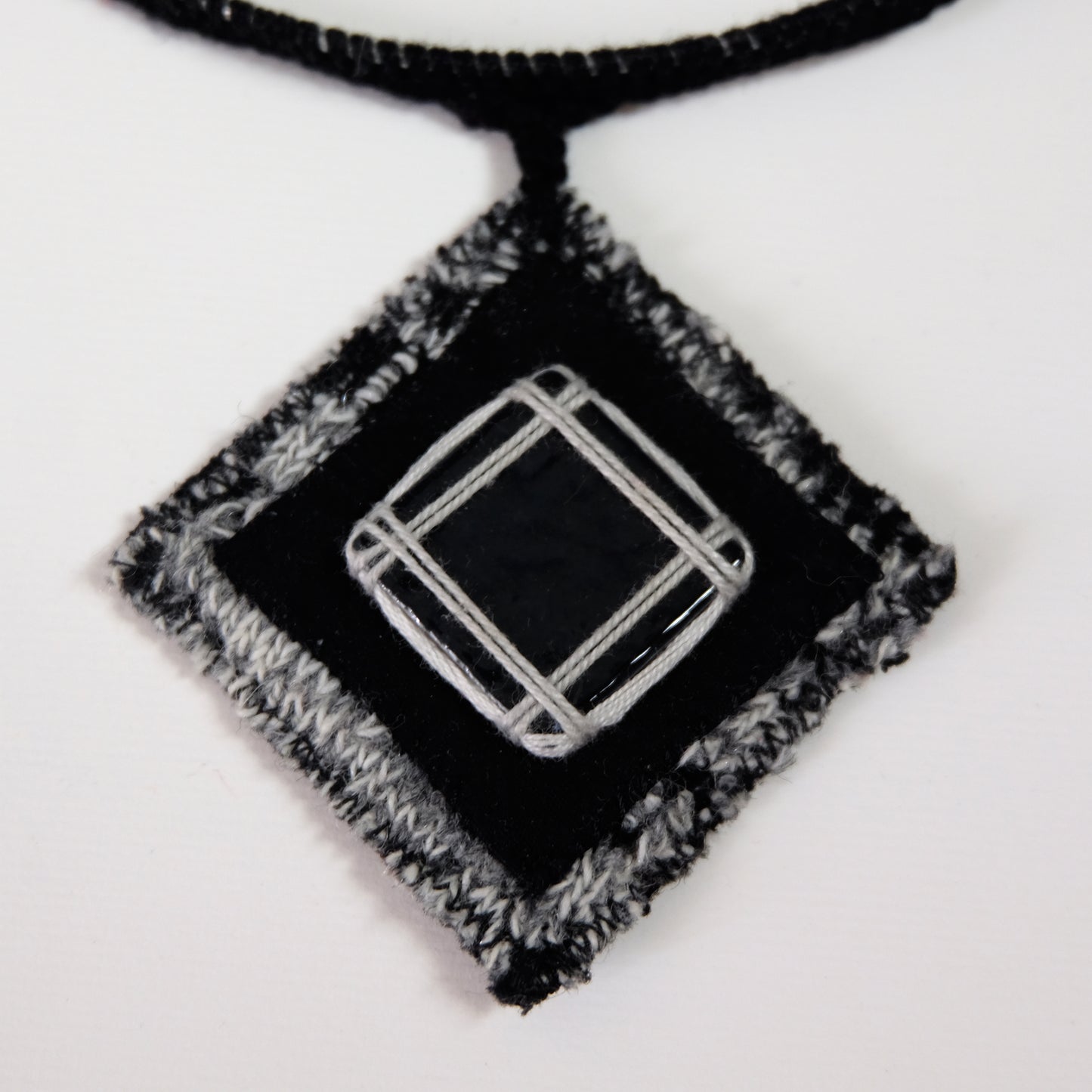 Collana rigida con rombo