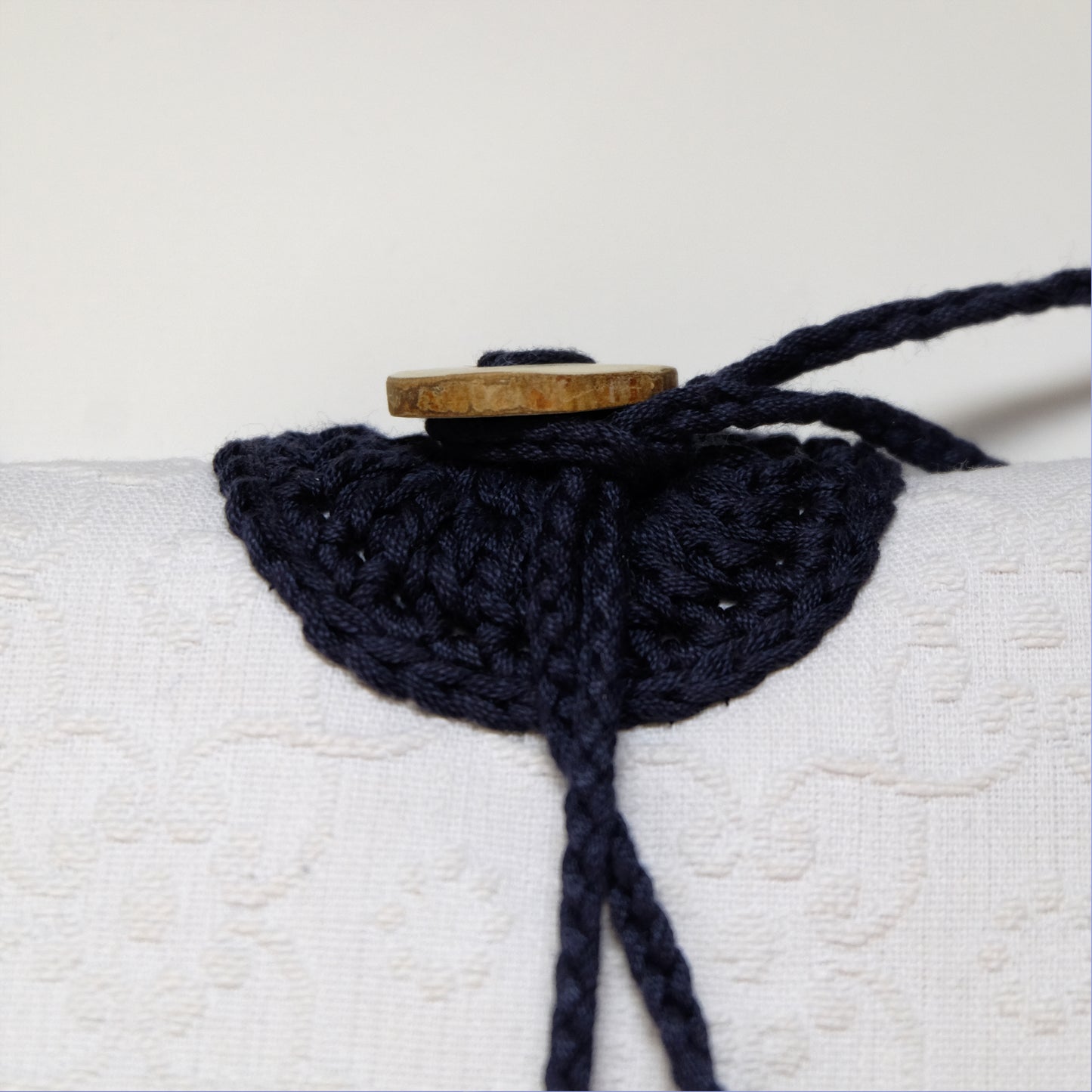 Custodia imbottita con bottone in legno