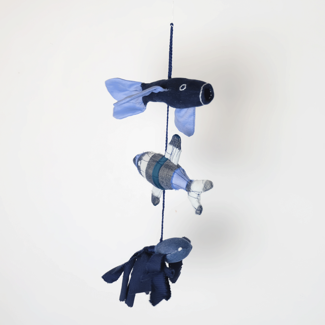 Giostrina con tre pesciolini blu