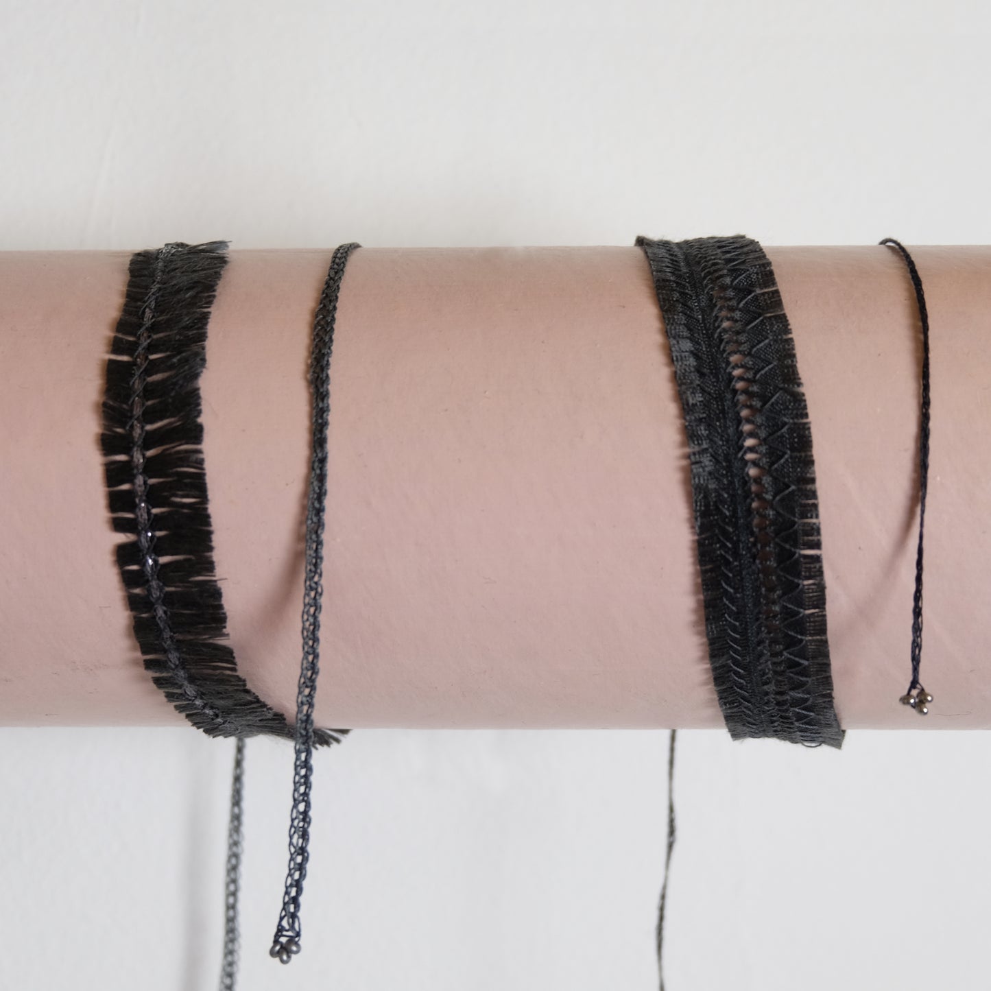 Choker in seta ricamato con inserto in lurex