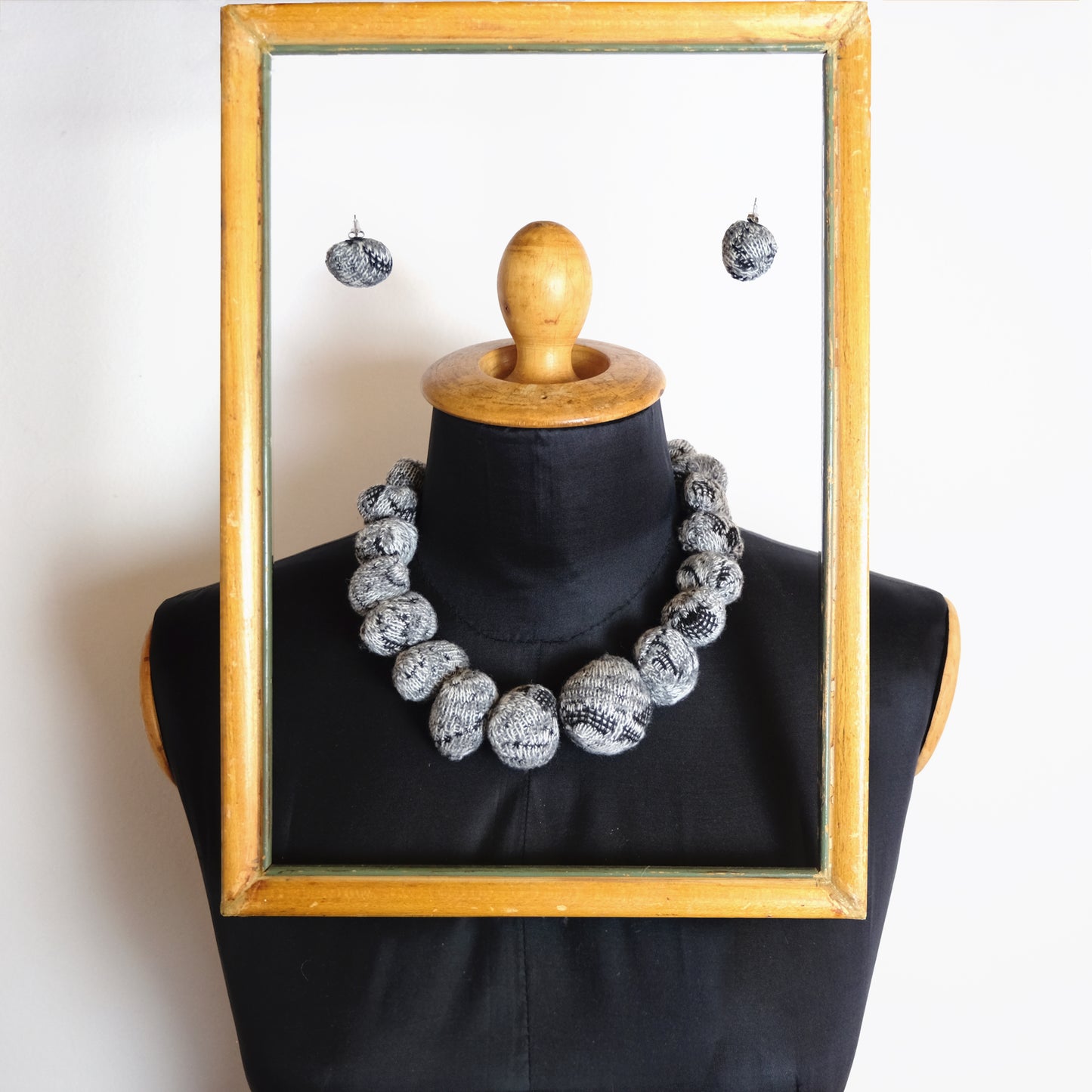 Orecchini pallina di cenere