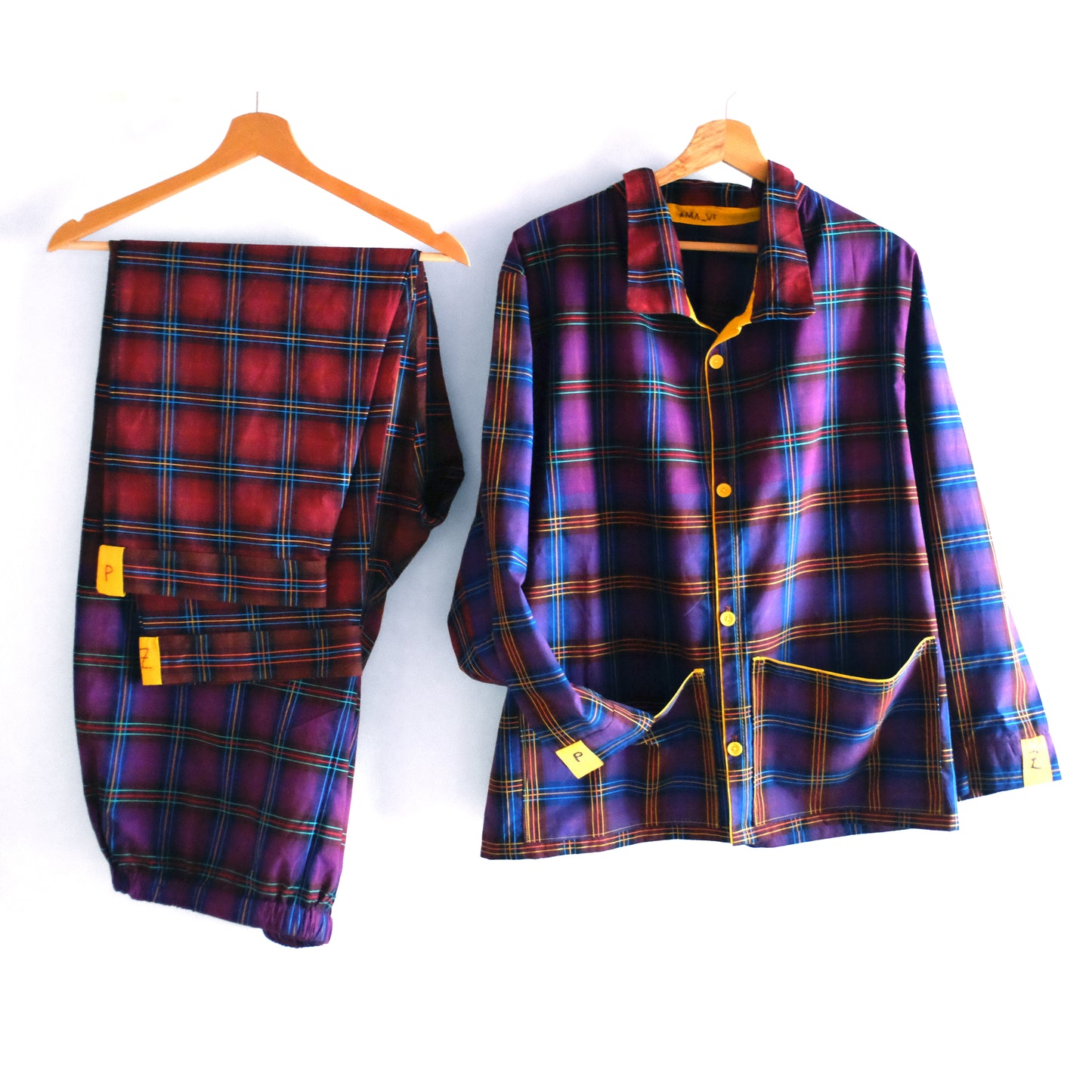 Progettazione capi personalizzati: avvolgenti casacche ispirate alla persona.