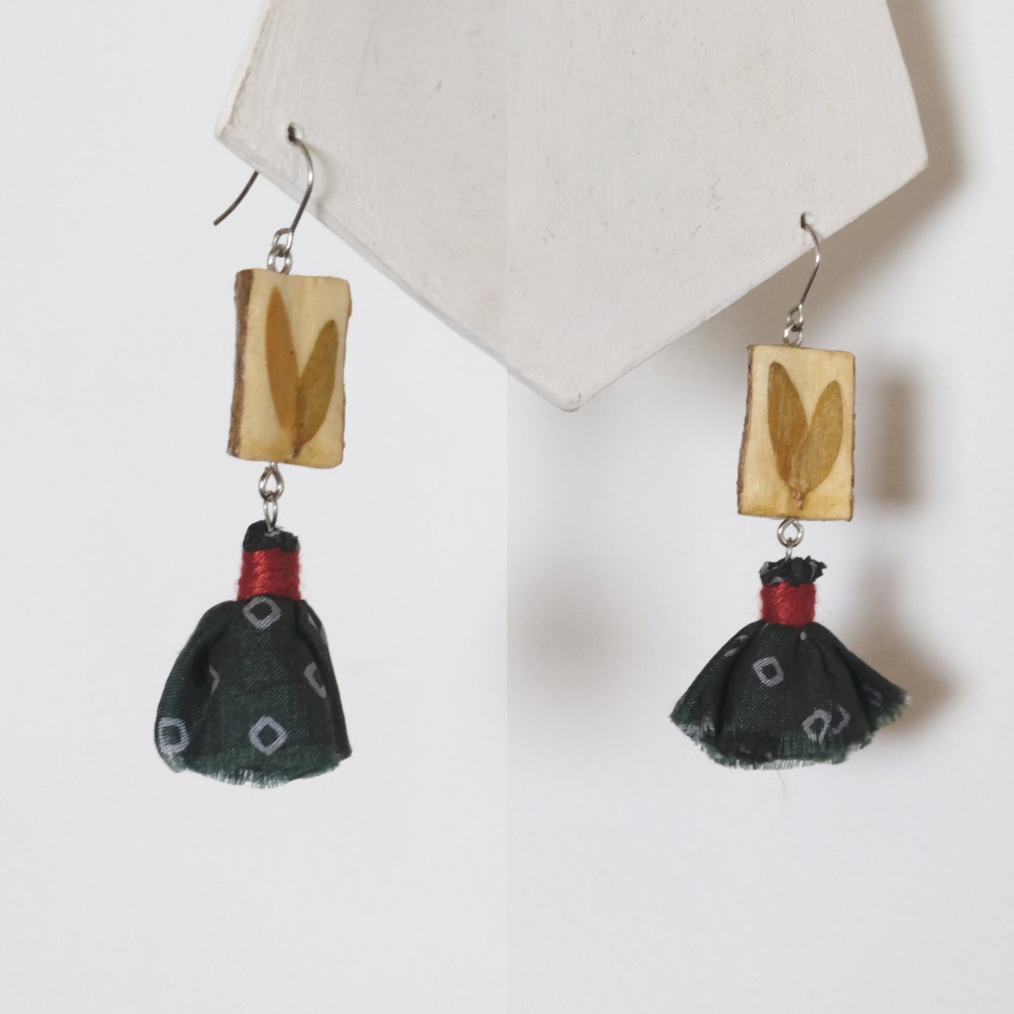 Orecchini pendenti in legno, seta e melograno
