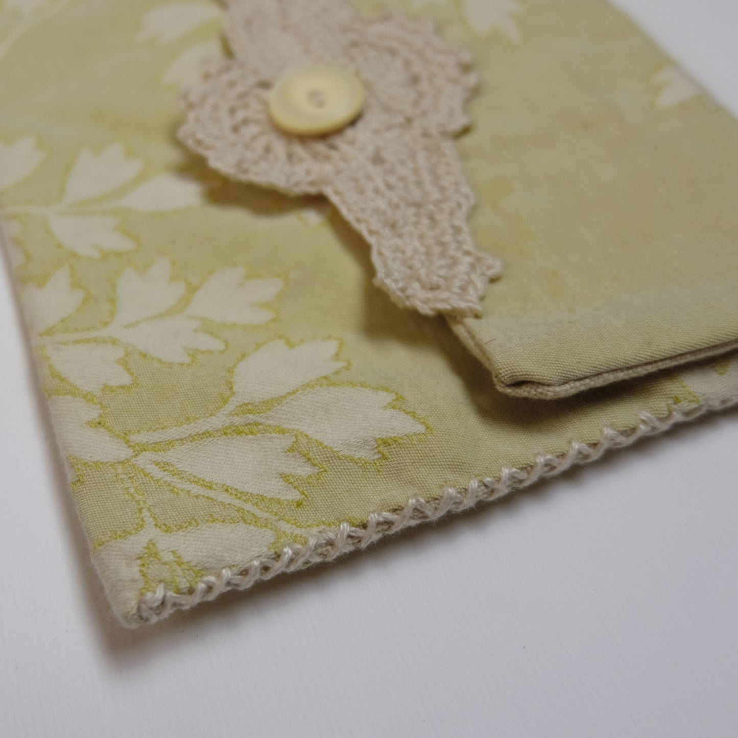 Custodia foderata e ricamata all'uncinetto