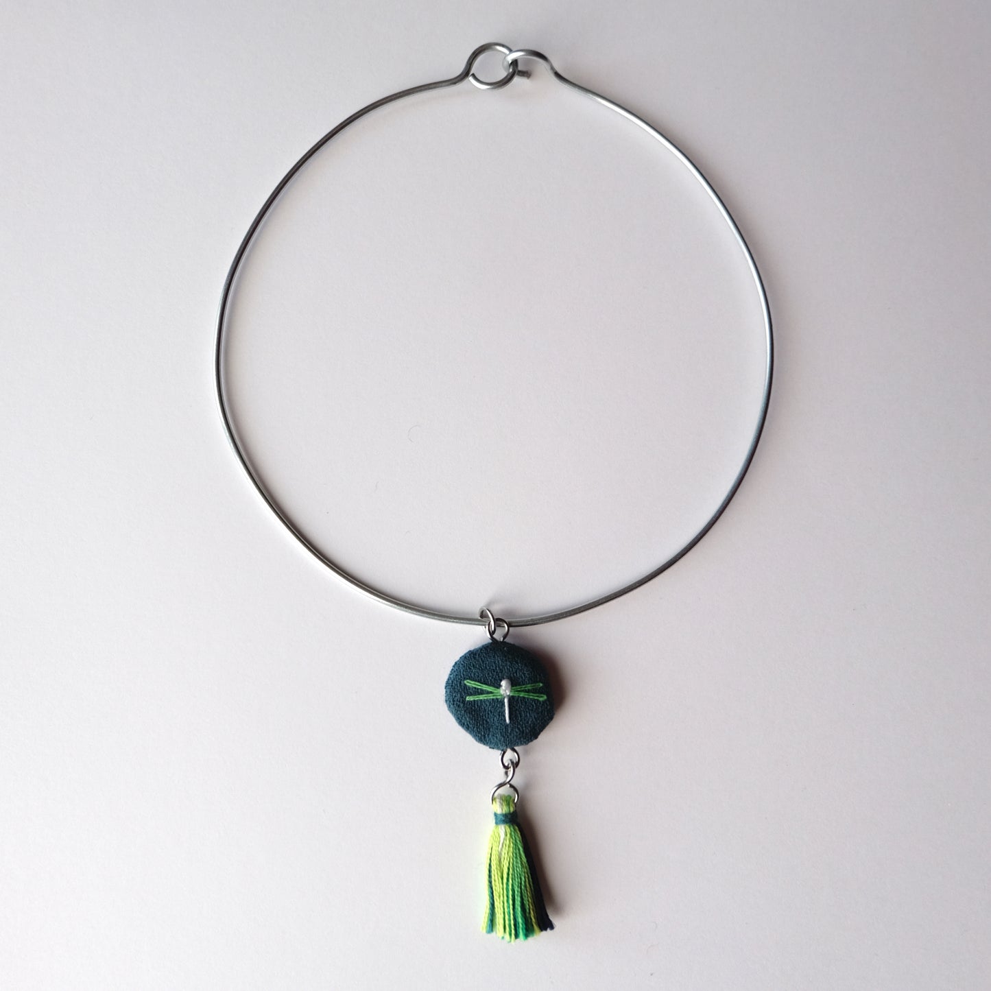 Collana rigida con pendente e libellula ricamata