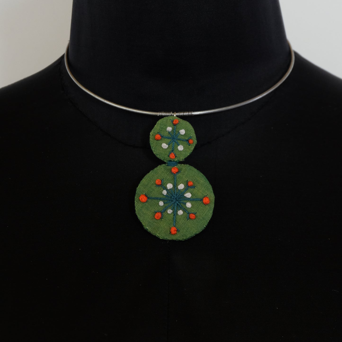 Collana rigida con ciondolo ricamato