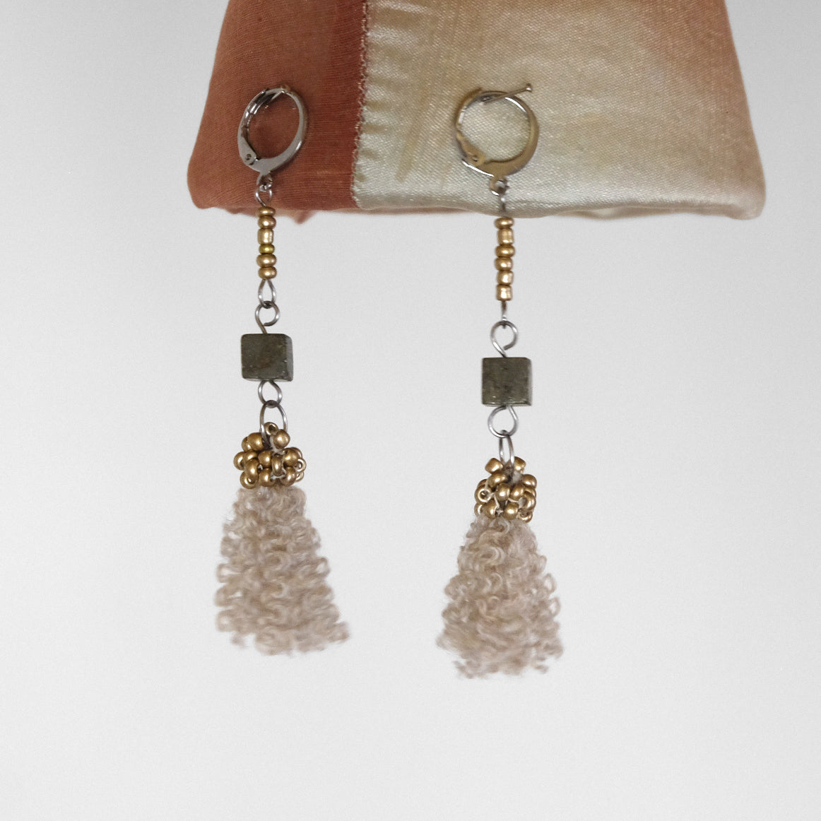 Orecchini in lana, pirite e vetro