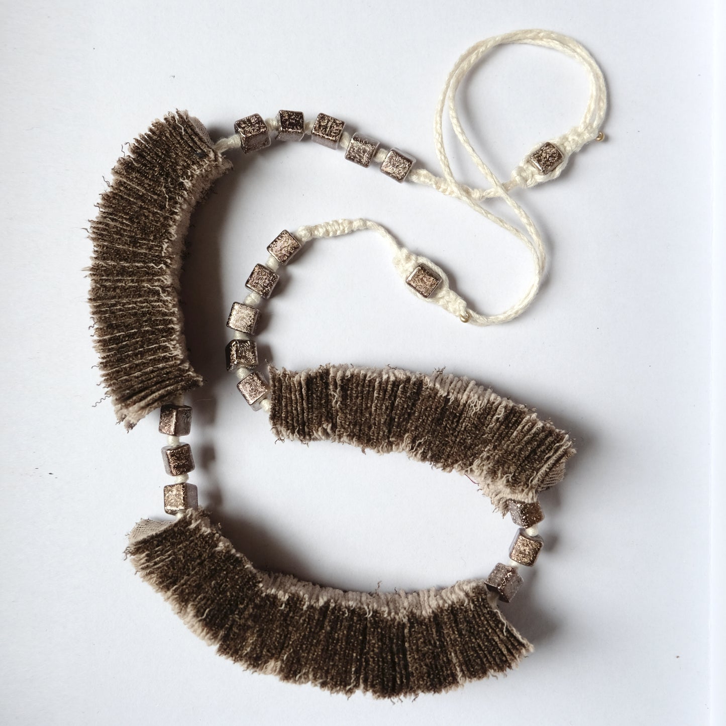 Collana regolabile in lana, cotone e vetro.