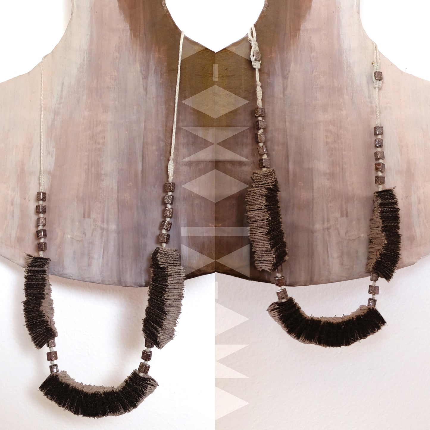 Collana regolabile in lana, cotone e vetro.