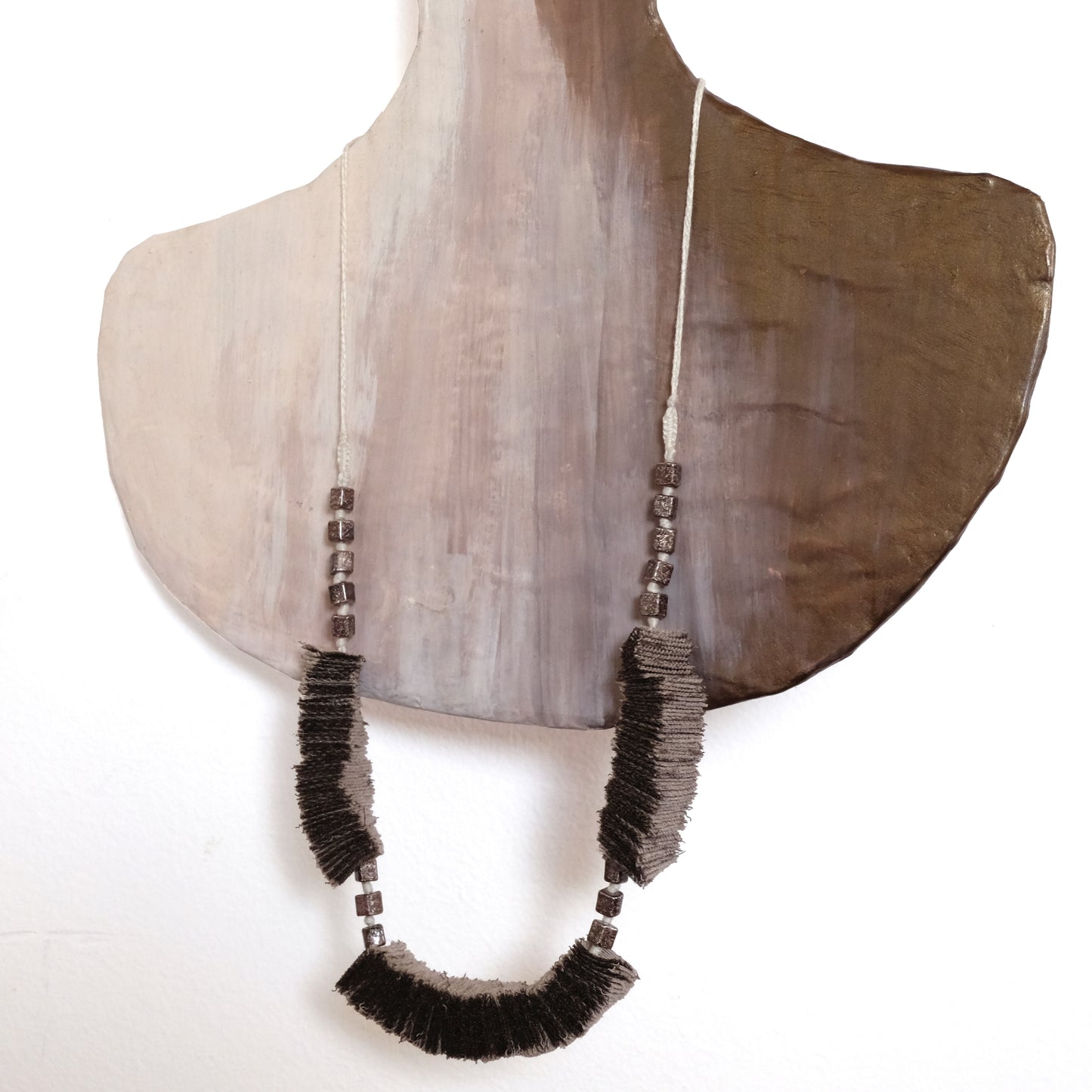 Collana regolabile in lana, cotone e vetro.