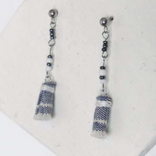 Orecchini con nappa blu e riga