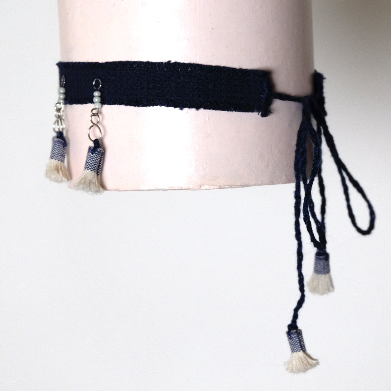 Choker blu con nappe