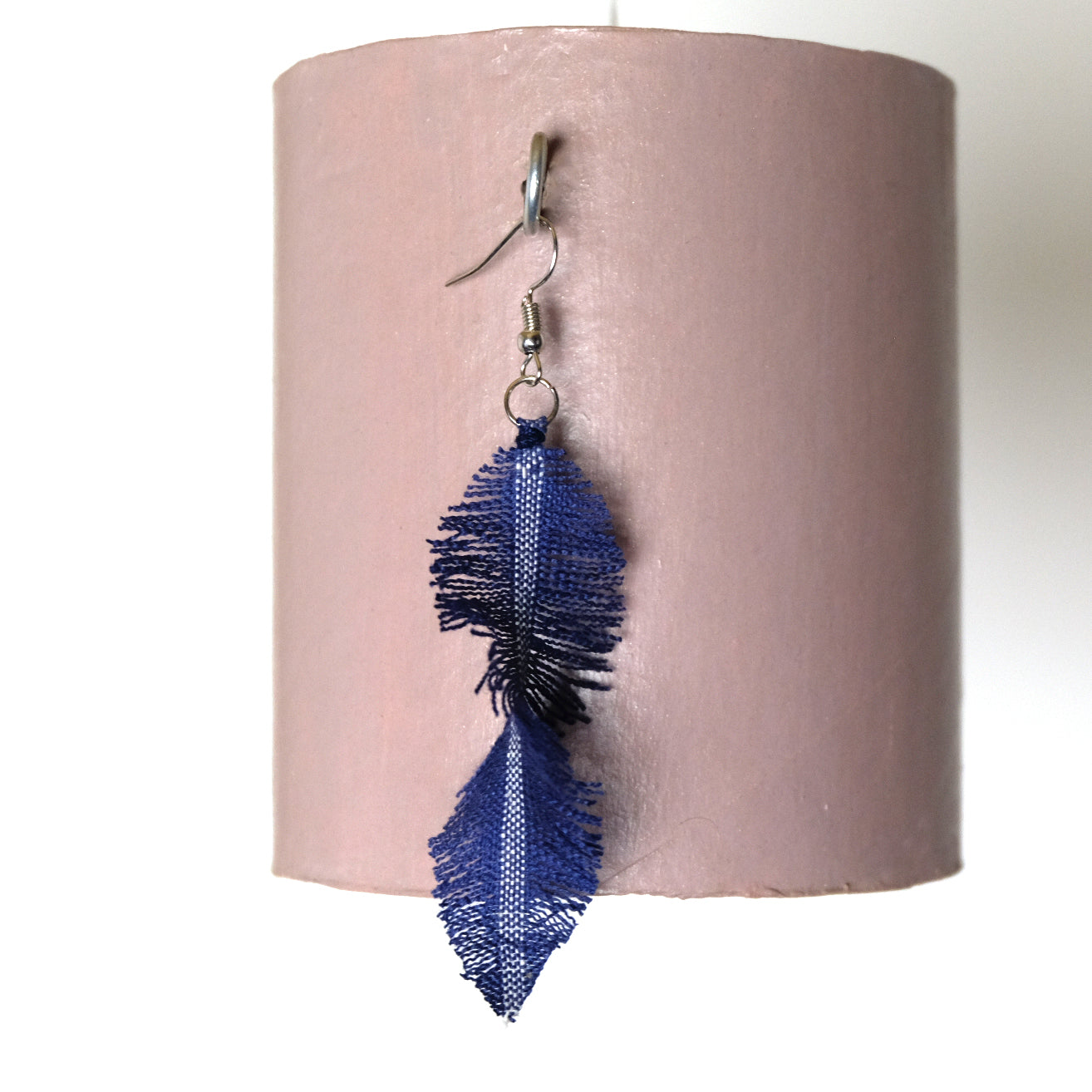 Orecchini con piume in cotone blu