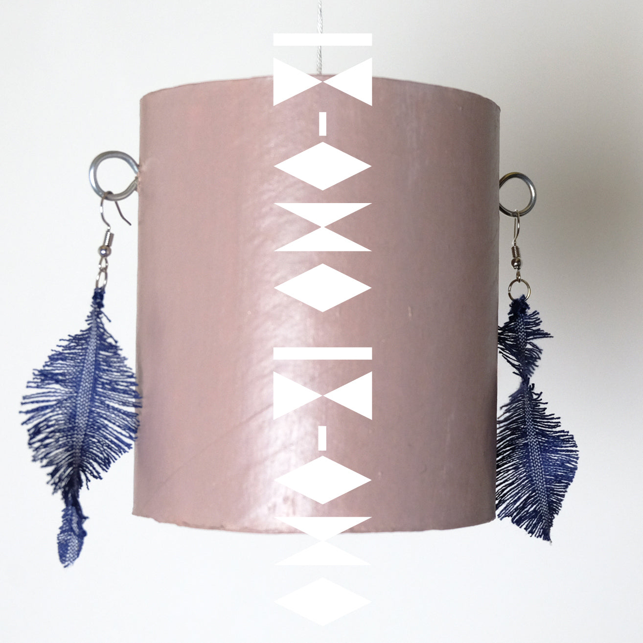 Orecchini con piume in cotone blu