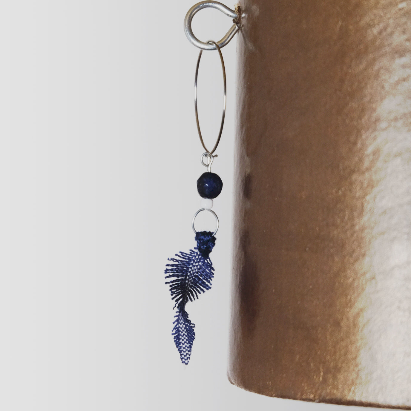 Orecchini in cotone e agata blu