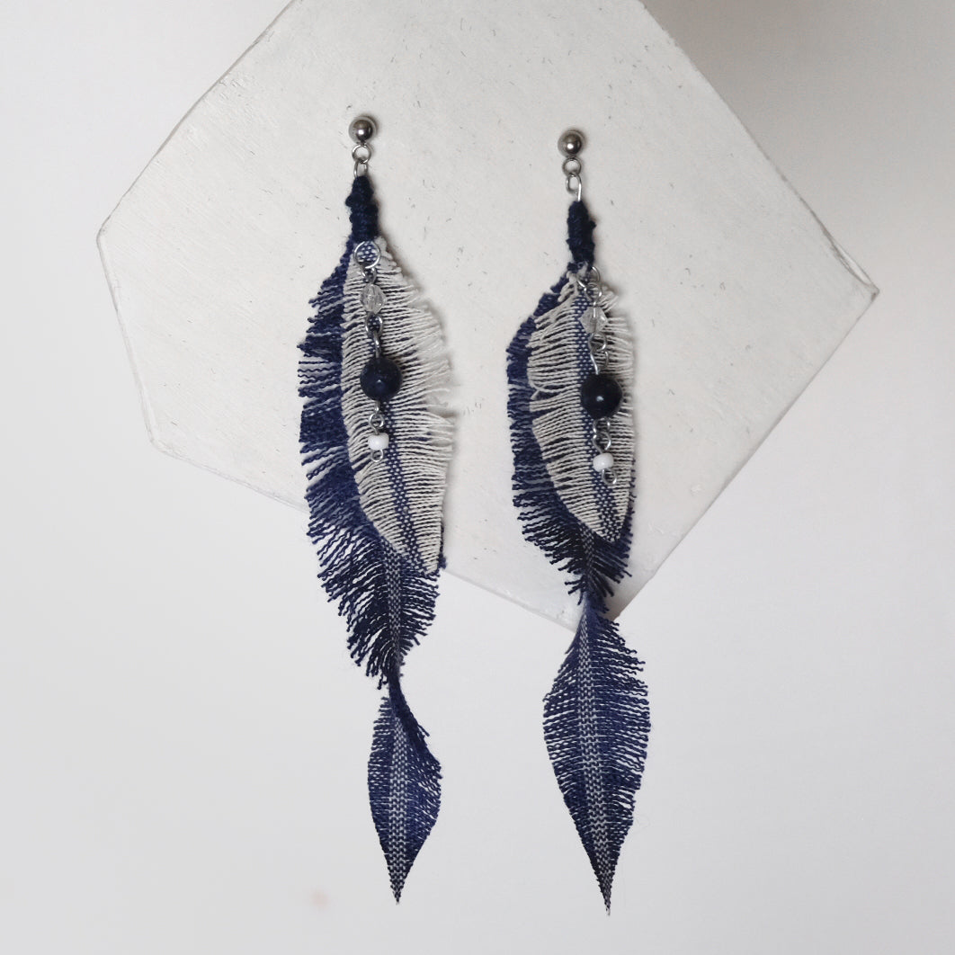 Orecchini in cotone e agata blu