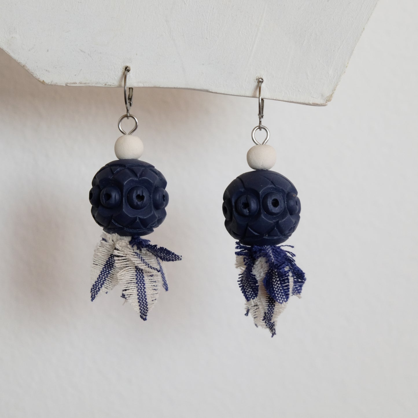 Orecchini in cotone, legno e ceramica