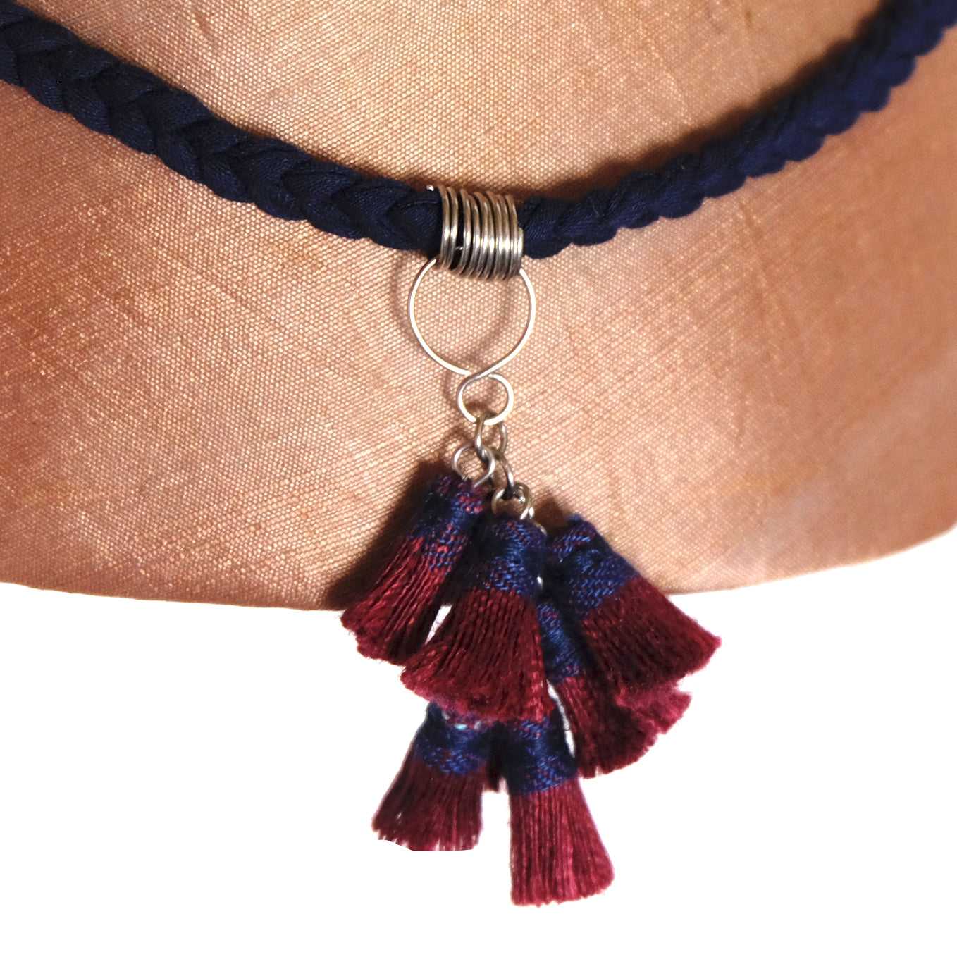 Collana in cotone blu e nappe in lino rosso