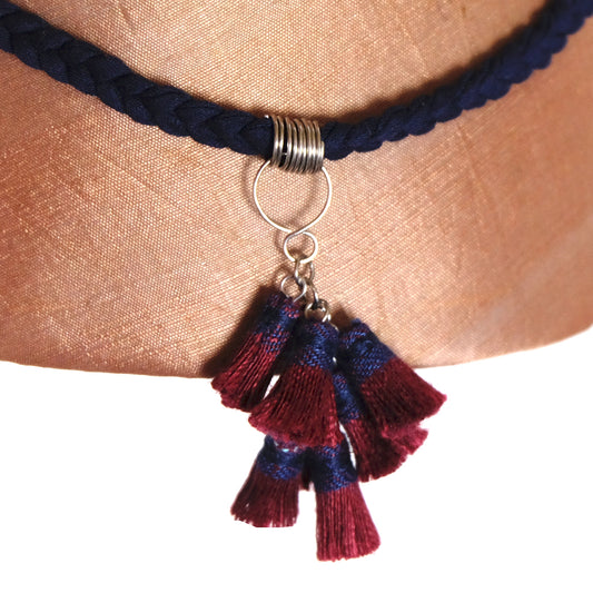 Collana in cotone blu e nappe in lino rosso