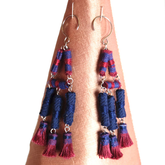 Orecchini in lino con nappa blu e rosso