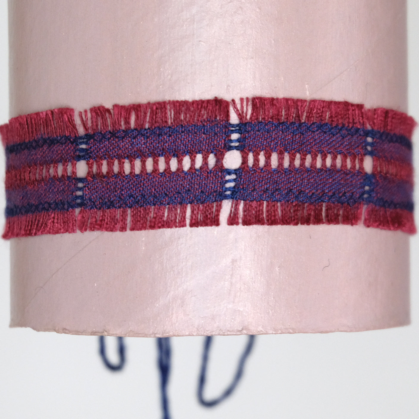 Choker in lino con ricamo punto giorno