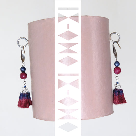 Orecchini pendenti con nappe in lino e agate colorate