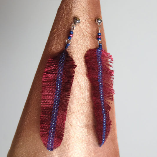 Orecchini con piuma in lino rossa e blu