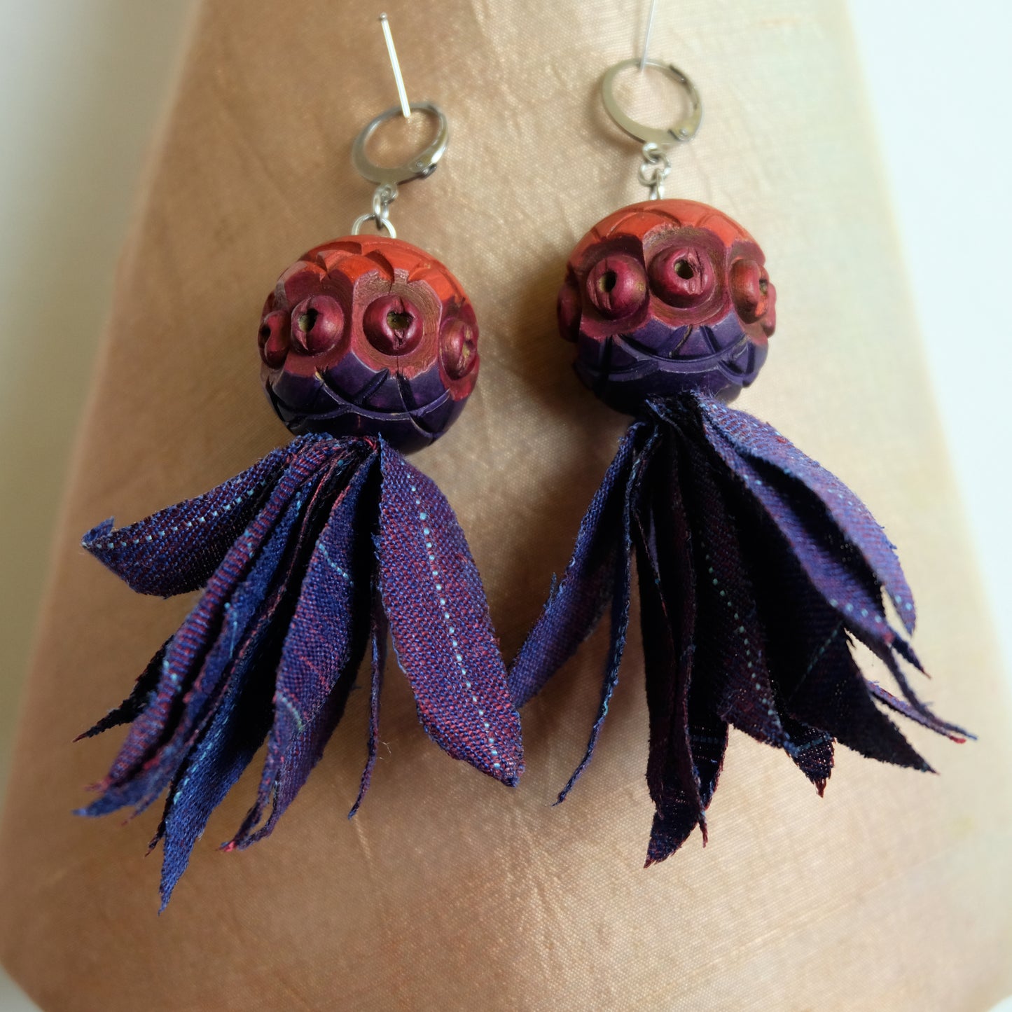 Orecchini in lino e legno colorato