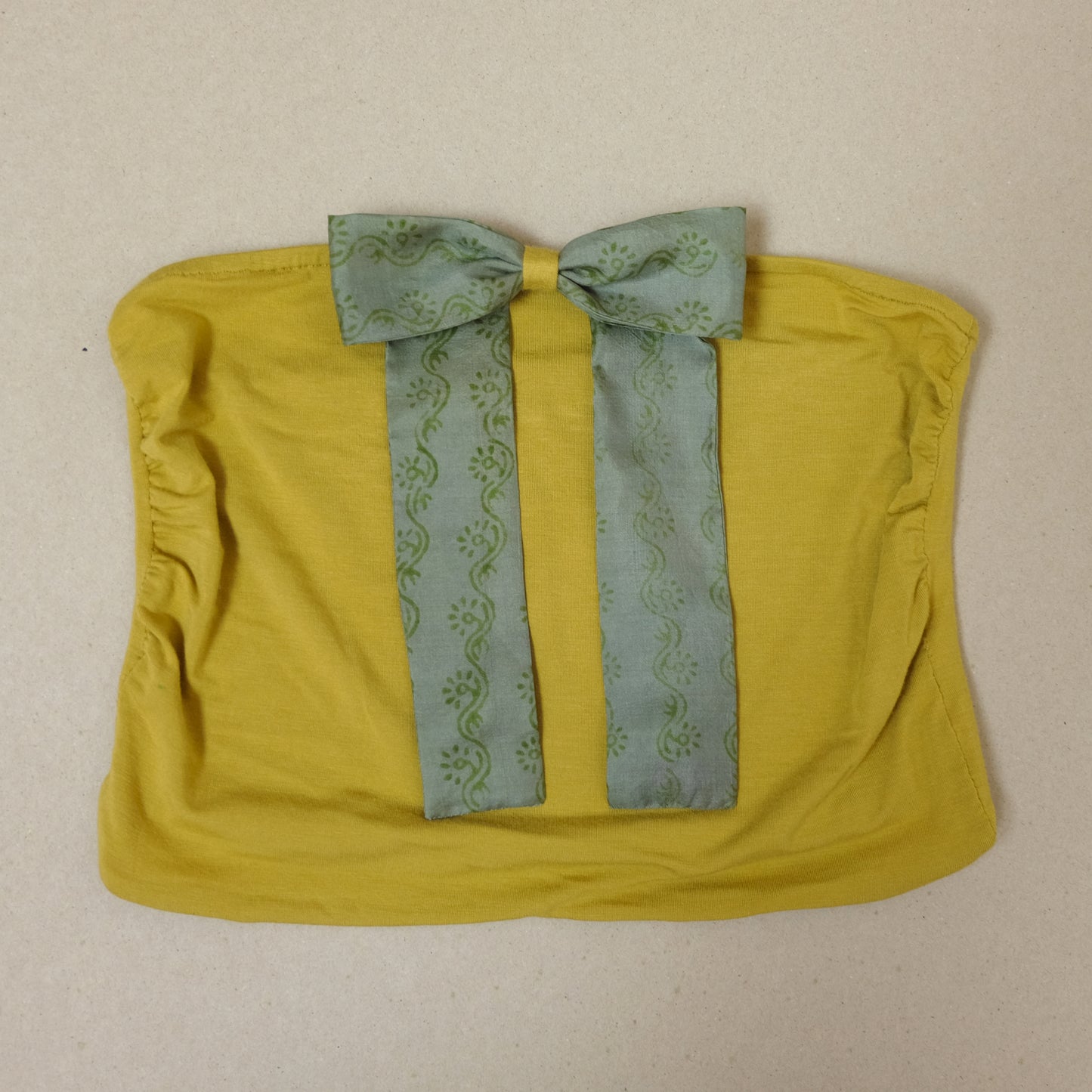 Top senza spalline in jersey di viscosa con fiocco in seta