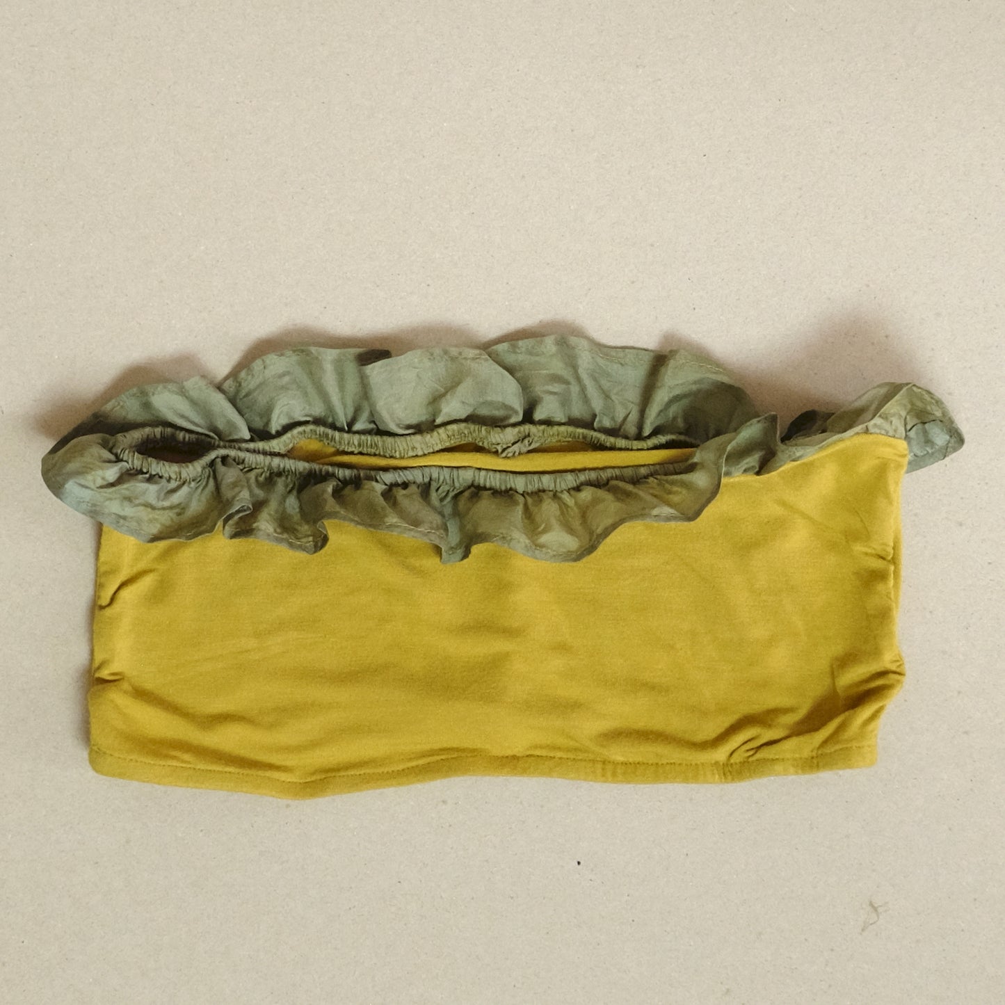 Top a fascia in jersey di viscosa con balza in seta.