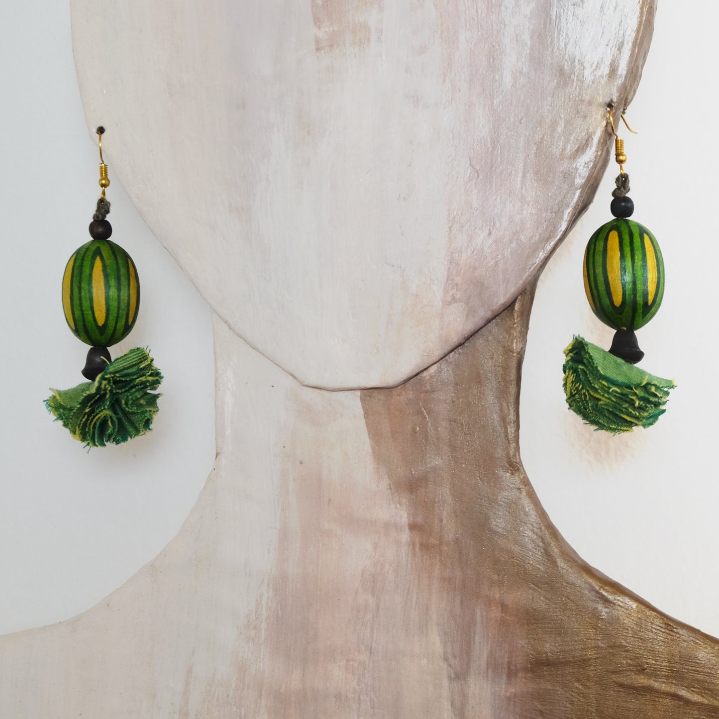 Orecchini colorati in cotone e legno.