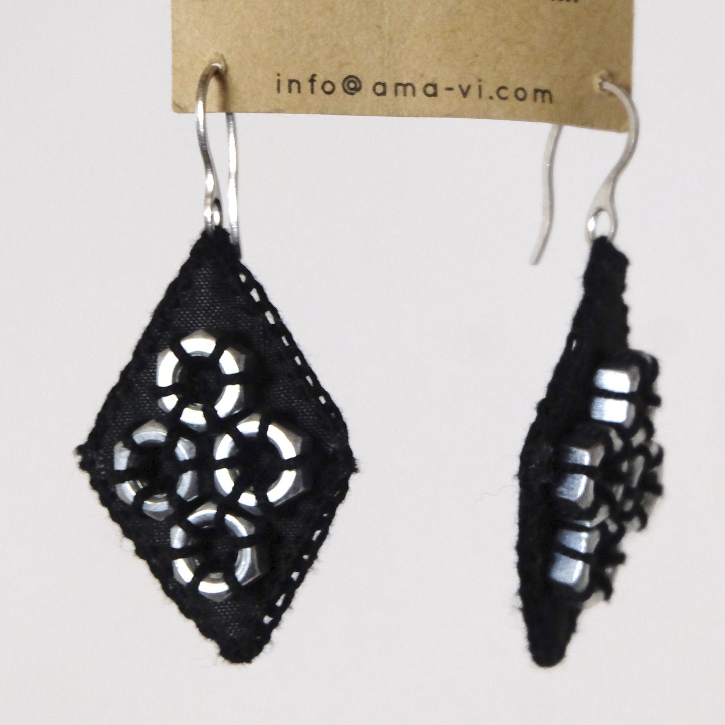 Orecchini a rombo in seta rivalorizzata e bulloni.