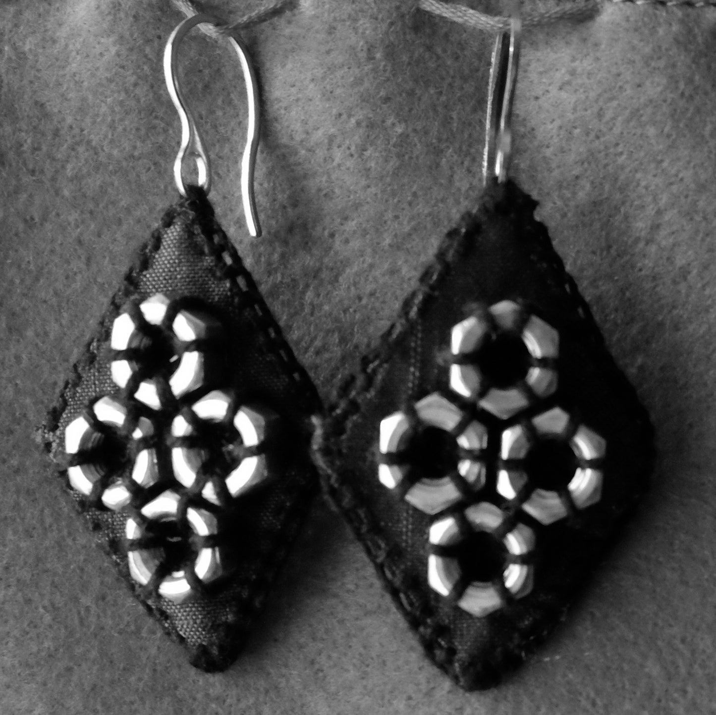 Orecchini a rombo in seta rivalorizzata e bulloni.