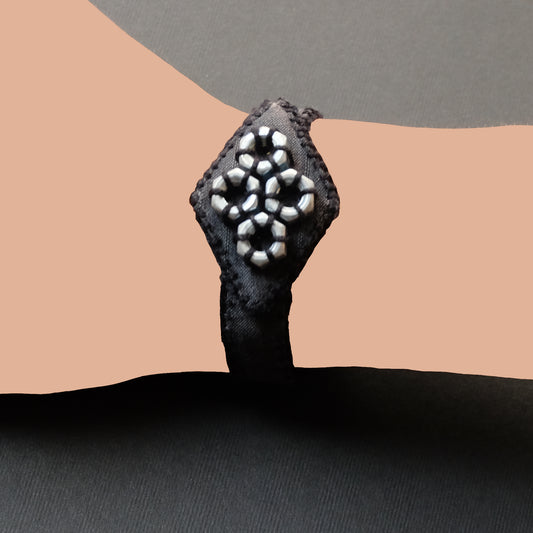 Bracciale a rombo in seta rivalorizzata e bulloni.