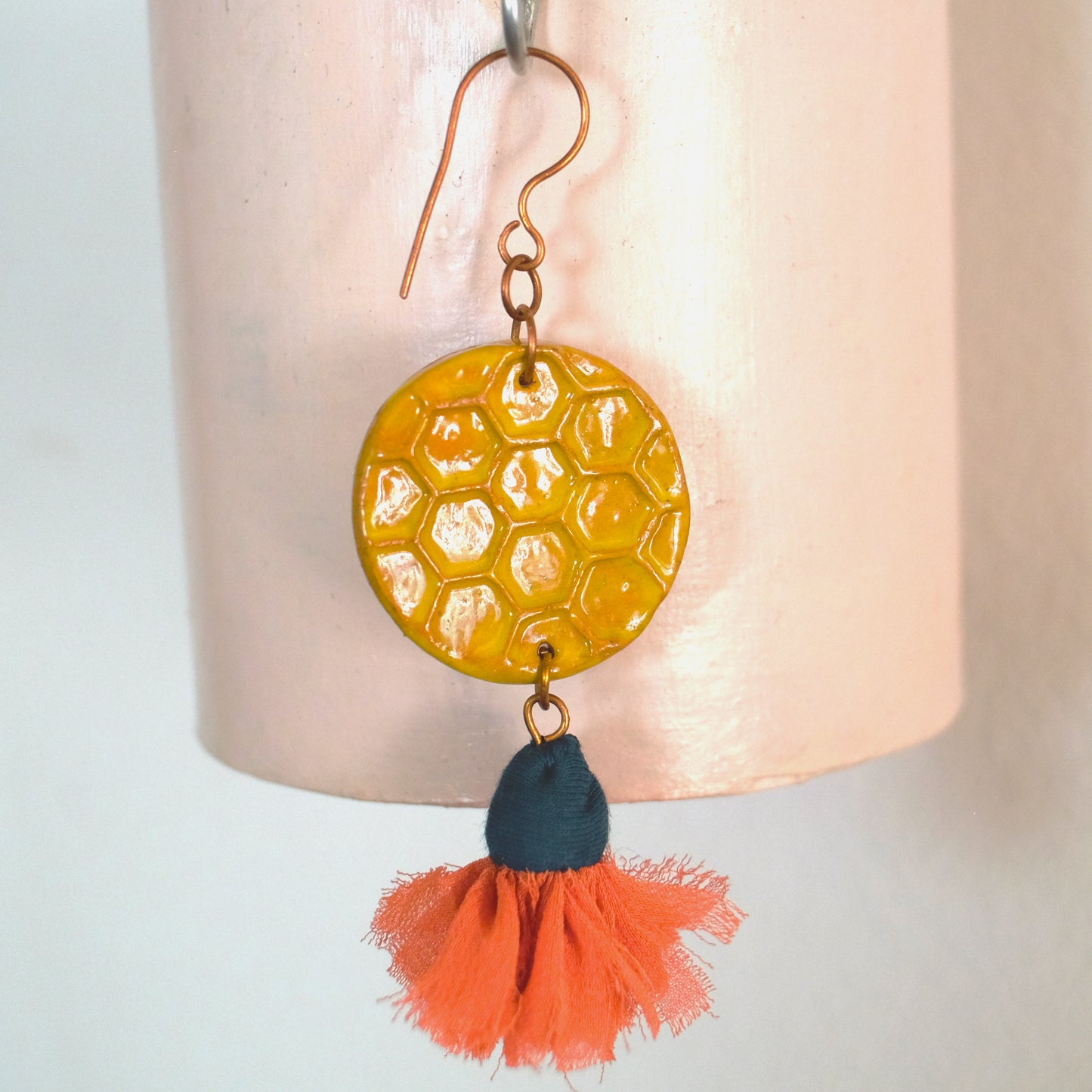 Orecchini con medaglione di favi